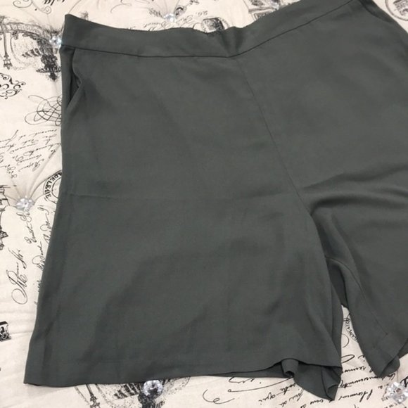 Halogen Gathered Waist Bermuda Shorts - Picture 4 of 7